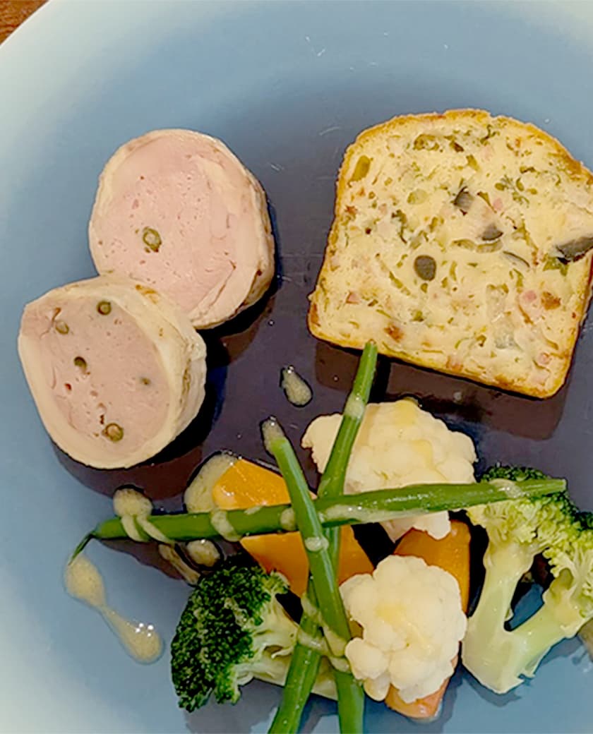 鶏のバロティーヌ、ガトーバスクと季節の野菜