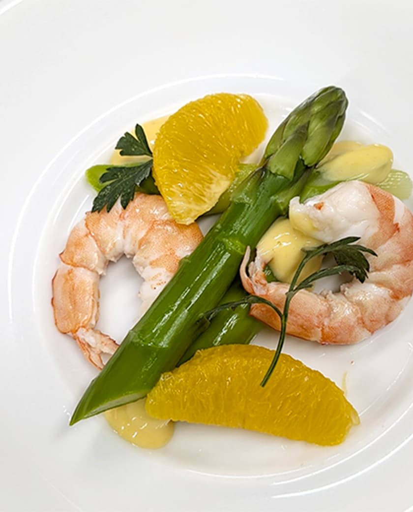 さぬきのめざめ（アスパラガス）とエビとオレンジのサラダ　オレンジマヨネーズ添え